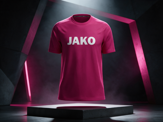 JAKO Shirts und Tops – Produktmotiv auf dunkler Bühne