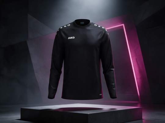 JAKO Sweats und Hoodies – Produktmotiv auf dunkler Bühne