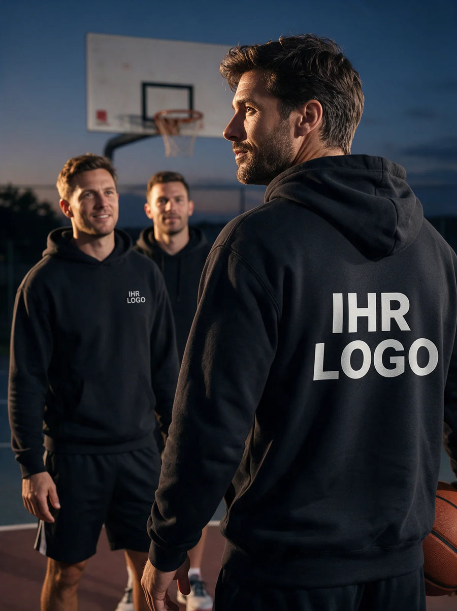 Basketballteam in schwarzen Hoodies; im Vordergrund ist der große Rückenaufdruck zu sehen.