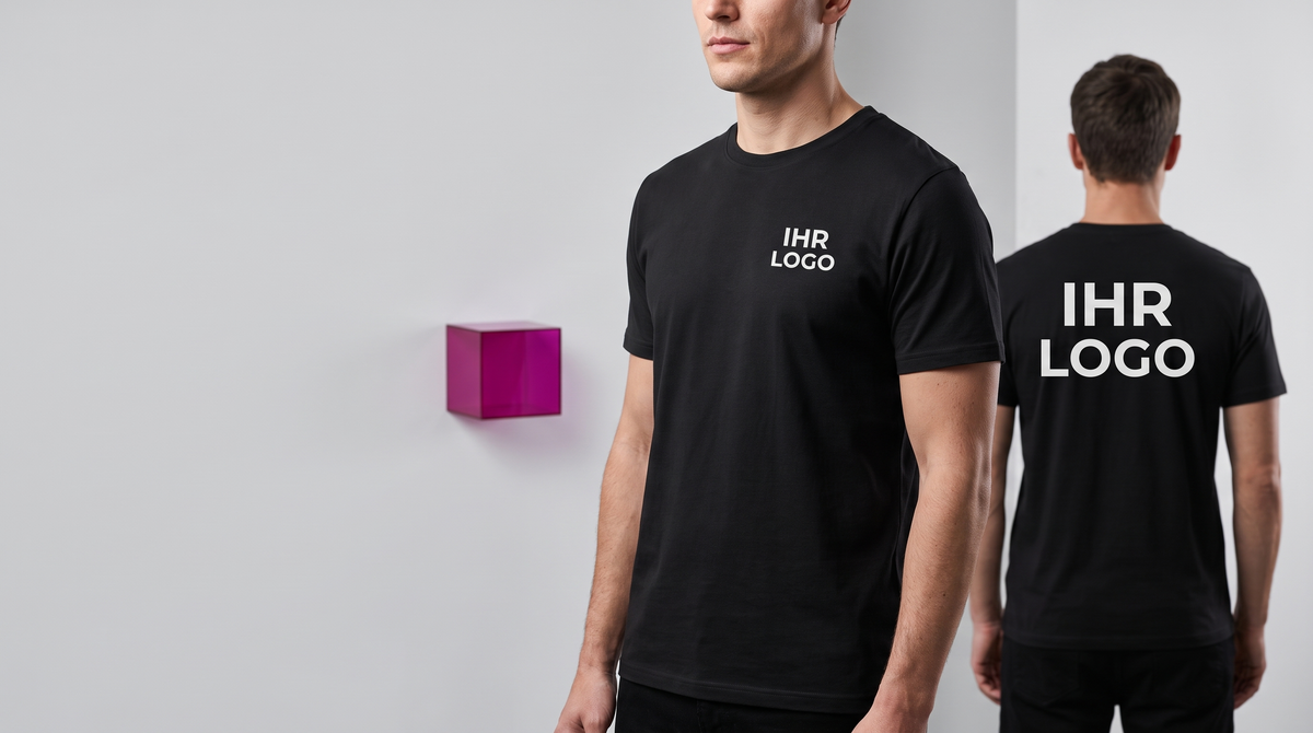Studiomotiv mit schwarzem T-Shirt und Logo auf Brust und Rücken.