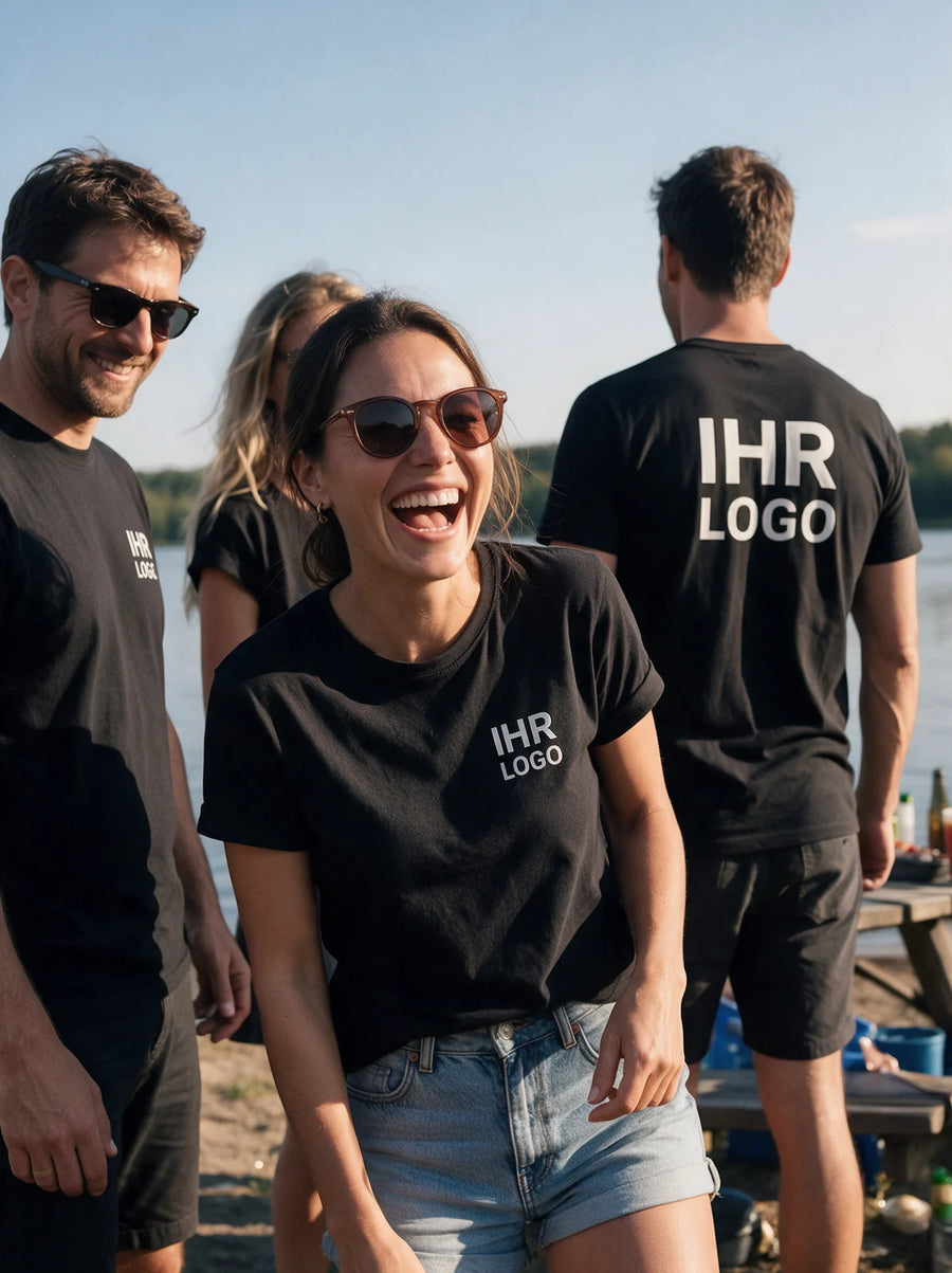 Freizeitgruppe in schwarzen T-Shirts mit Brust- und Rückenaufdruck bei einem gemeinsamen Ausflug.