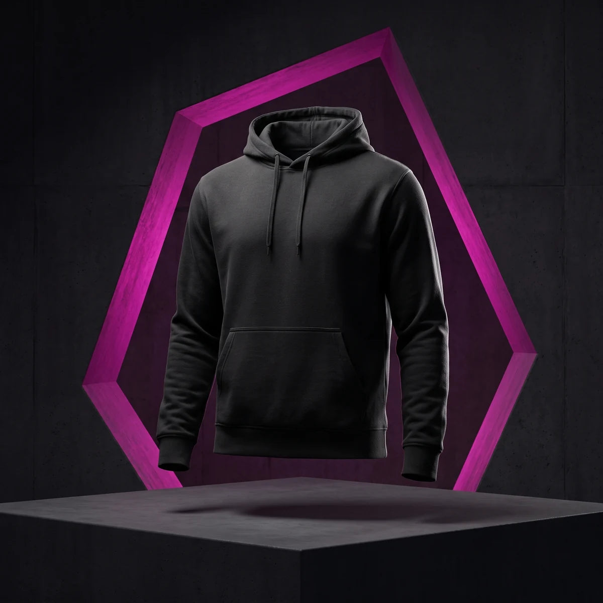 Snake Hoodie – auf dunkler Bühne mit magentafarbenem Licht