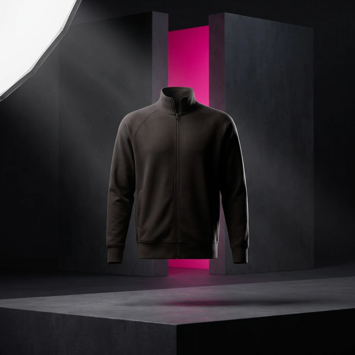 Sweatjacke – auf dunkler Bühne mit magentafarbenem Licht