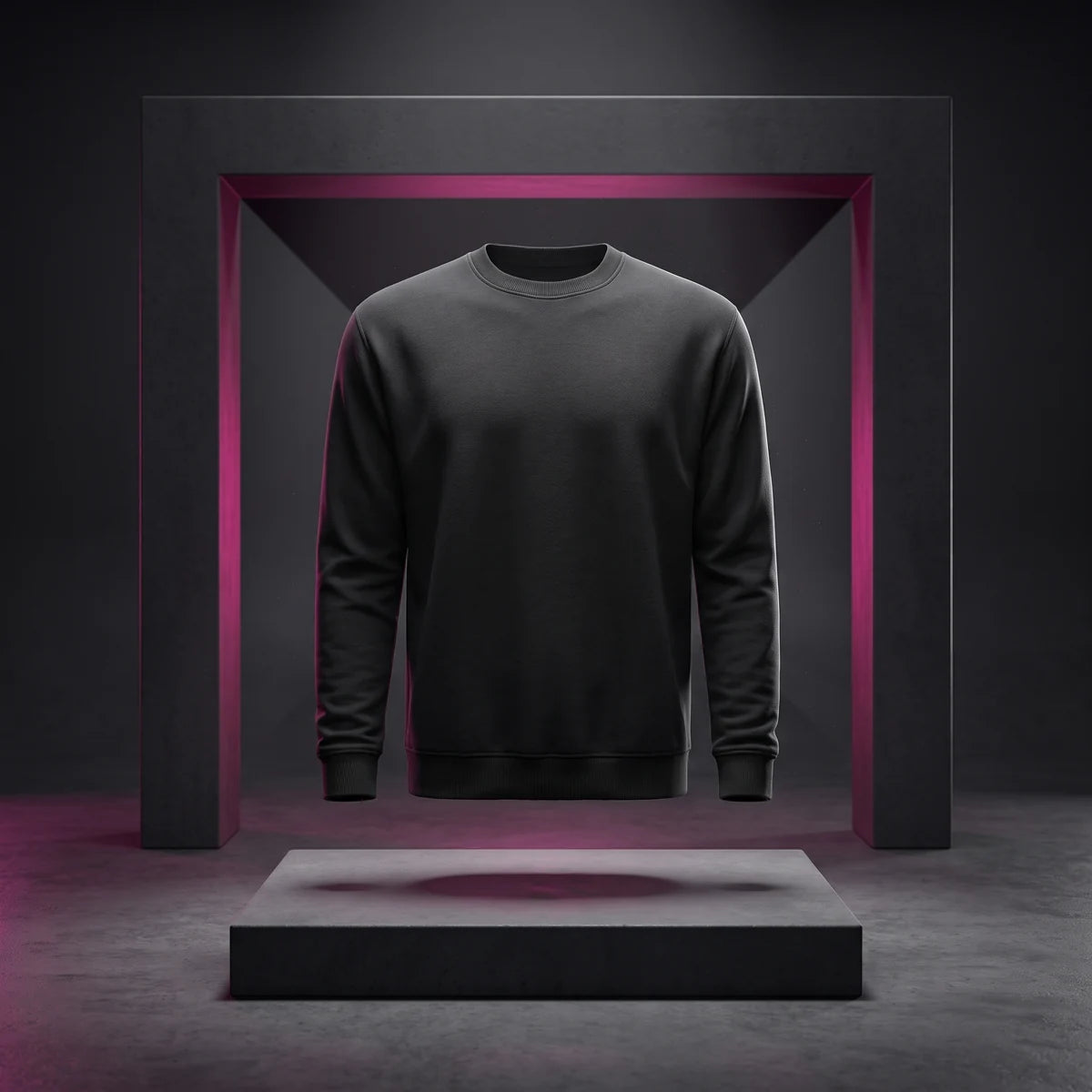 Crew Sweatshirt – auf dunkler Bühne mit magentafarbenem Licht